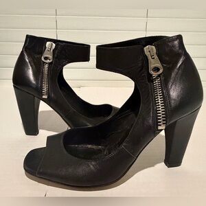 Elegant Black Heeled Sandals with Zipper Accent Size 7.5/8 Open Toe